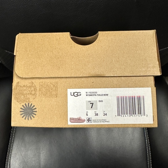 NIB! UGG Women's Dakota Tulle Bow Slippers In Pink Sheepskin Size US7/EU38 - Picture 9 of 9